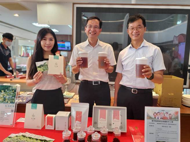 古坑鄉樟湖生態國中小學也使用雲溉肥與茶農合作種植紅茶及廣東黎檬，混合成凍黎茶十分清涼爽口。（周麗蘭攝）