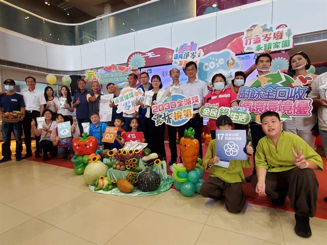 環保局今（28日）舉行雲溉肥成果展，邀請禧榕軒大飯店主廚廖峰毅使用雲溉肥種的農作料理成佳餚，並邀請試用雲溉肥的社區分享成果。（周麗蘭攝）