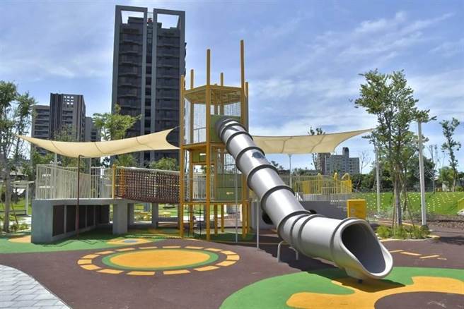 高市府於去年7月在70期重畫區闢建「籬仔內公園」，成為高市首座結合工業風的共融公園。（本報資料照片）