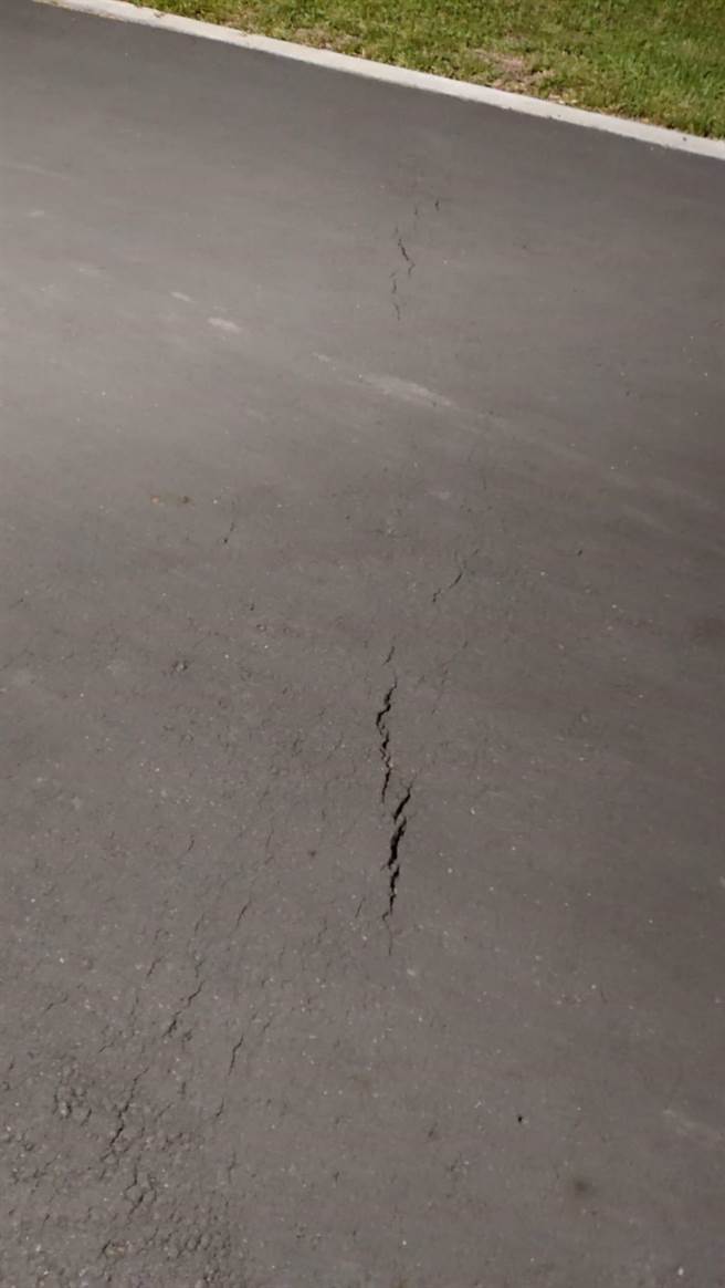 近日女網友帶小孩到籬仔內公園遊玩時，拍下公園柏油塌陷照片。（摘自臉書「高雄大小事」／崔正綱高雄傳真）