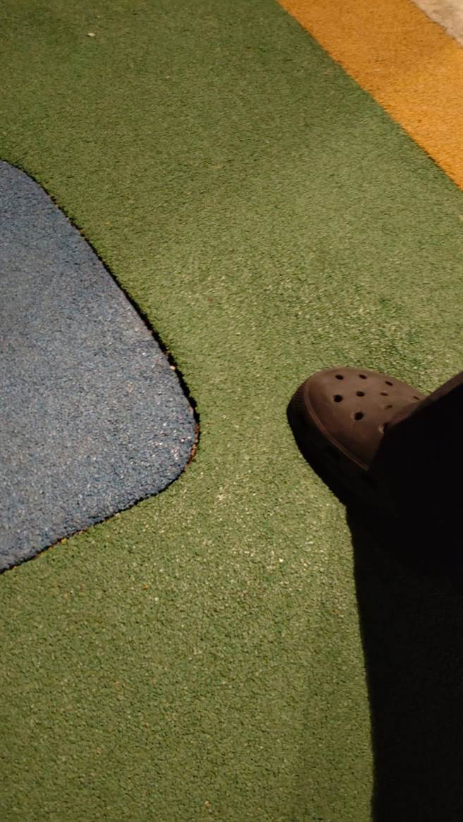 近日女網友帶小孩到籬仔內公園遊玩時，腳踩遊樂場軟墊有空心感。（摘自臉書「高雄大小事」／崔正綱高雄傳真）