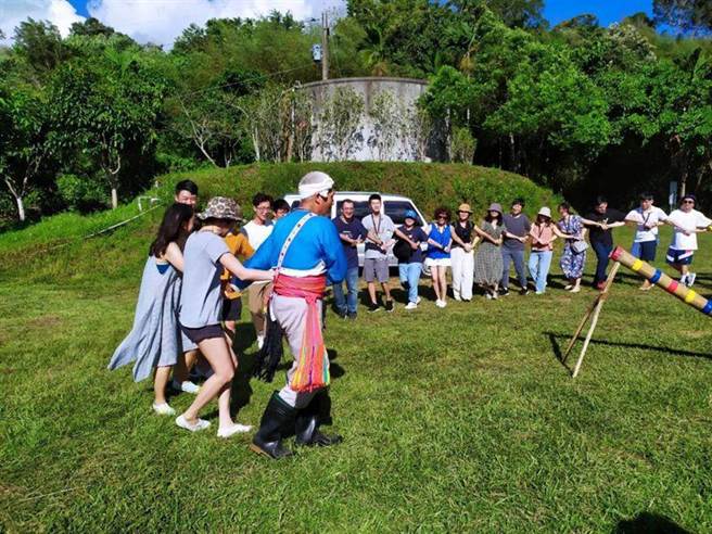 水保局台东分局于2023台中国际夏季旅展，集结近30条的台东在地特色农游行程，推出限量优惠，邀请游客体验农村自在生活。（水保局台东分局提供／冯惠宜台中传真）