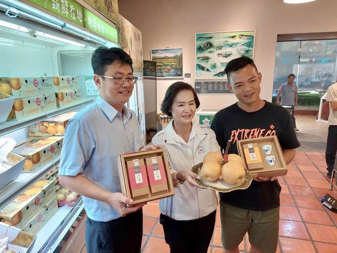 宜兰县长林姿妙（中）到活动现场支持说，宜兰好山好水，孕育出最优质的农产品，尤其上将梨闻名全台，深受消费者喜爱，邀请全国乡亲到宜兰吃上将梨、喝好茶。（吴佩蓉摄）