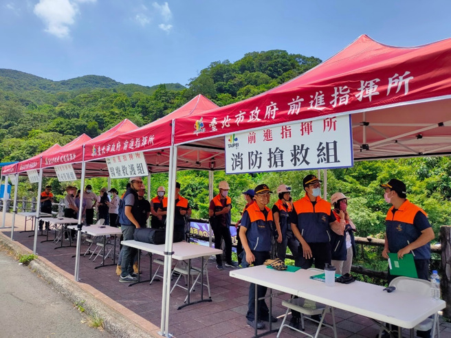 北市消防局119接獲通報後展開搶救及前進指揮所開設演練。（圖／北市消防局提供）