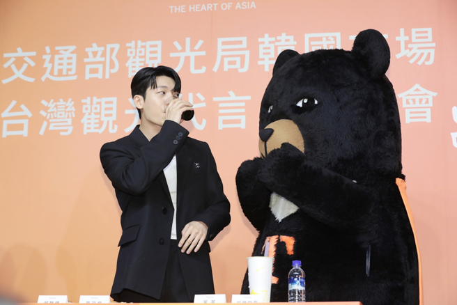 魏嘏雋猜拳輸了喝苦茶。（孫伊萱攝）