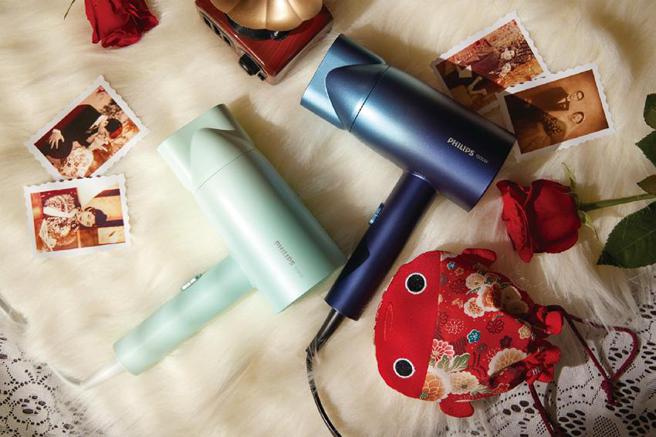 台北喜来登饭店推出「大稻埕浪漫假期」，赠送飞利浦新品吹风机与金鱼包。（图／台北喜来登饭店提供）