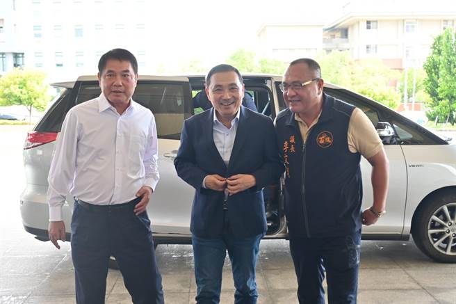 苗栗县长锺东锦（左）、苗栗议长李文斌（右）陪同新北市长侯友宜前往苗栗县议会参访，并与蓝营地方基层座谈。（李京升摄）