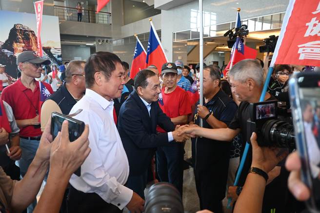 侯友宜与支持者握手寒暄。（李京升摄）