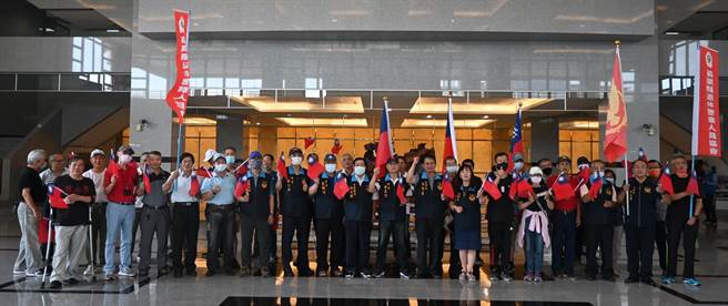 苗栗县退休警察人员协会动员200多人到场为侯友宜加油打气。（李京升摄）