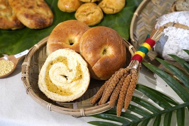 「粒粒小米貝果」口感Q彈如麻糬，口腔瞬間充滿微甜香氣，65元。（吳寶春麥方店提供／朱世凱台北傳真）