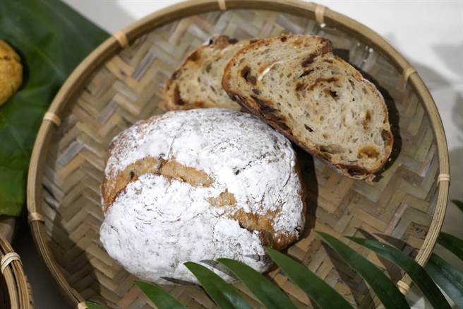 「高桂包」咬下散發煙燻龍眼乾的甜蜜清香，160元。（吳寶春麥方店提供／朱世凱台北傳真）