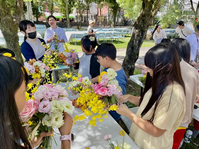 花藝師煒宸帶孩子到戶外採集野花、野草、搭配花材，製作美麗的桌花並設計佈置餐桌。（楊靜茹攝）