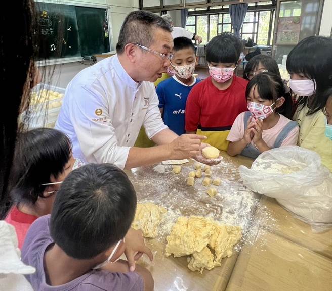  18度C業者茆晉牂教羅娜國小學童揉麵團、做麵包。（民眾提供／楊靜茹南投傳真）