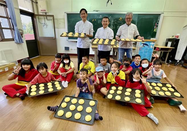 四位天王級麵包師傅陳耀訓、 18度C業者茆晉牂、 Ken和法籍阿吉教羅娜國小學童做麵包，一起展示成果。（楊靜茹攝）