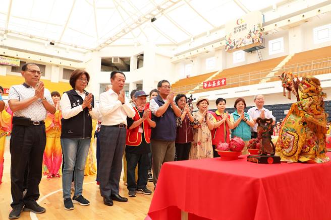 華山基金會今在嘉義縣立體育館舉辦112端午愛老人「迓媽祖也瘋狂，趣味嘉年華」活動，請到配天宮媽祖出席坐鎮。（嘉義縣政府提供／呂妍庭嘉義傳真）
