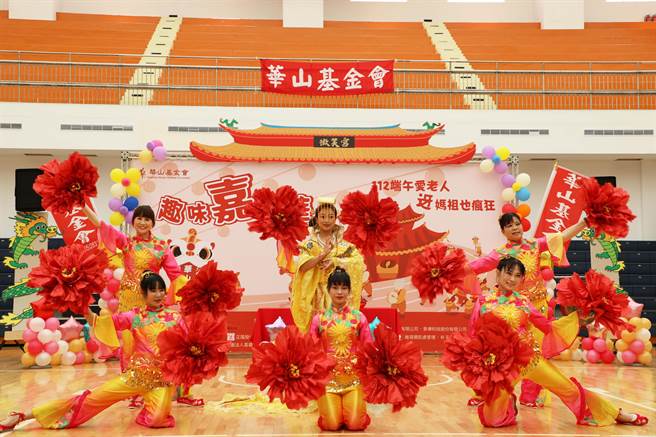 華山基金會「迓媽祖也瘋狂，趣味嘉年華」活動標榜以廟會陣頭為主題。（嘉義縣政府提供／呂妍庭嘉義傳真）