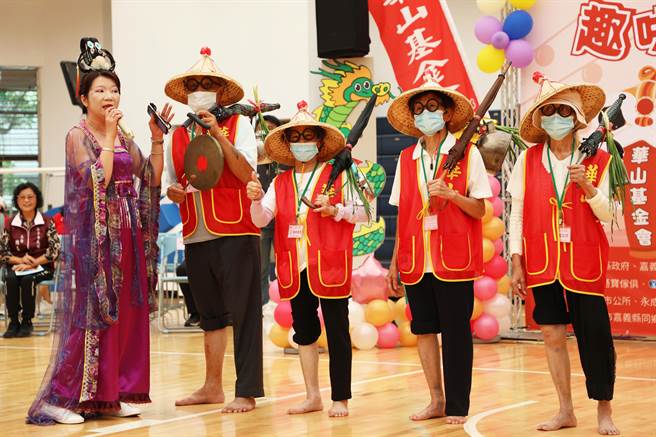 華山基金會「迓媽祖也瘋狂，趣味嘉年華」活動標榜以廟會陣頭為主題。（嘉義縣政府提供／呂妍庭嘉義傳真）