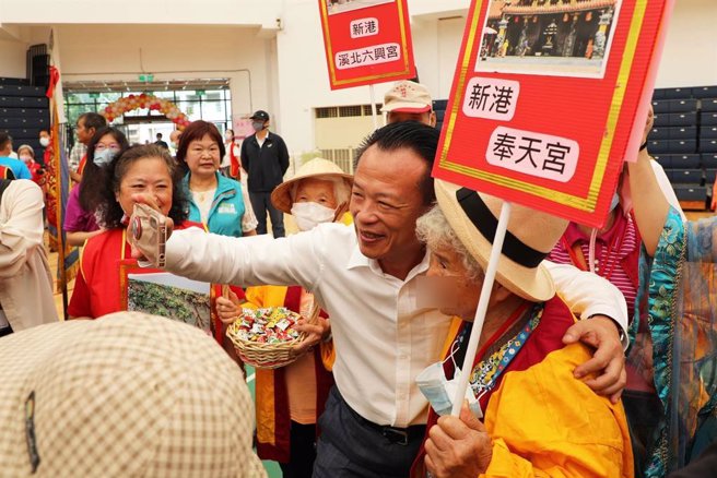 嘉義縣長翁章梁除出席活動，也和長輩們玩自拍。（嘉義縣政府提供／呂妍庭嘉義傳真）