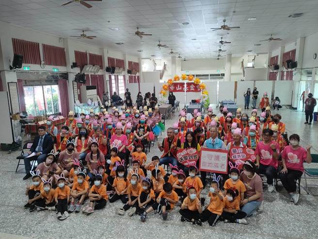华山基金会龙井爱心天使站在地服务满15周年，29日在龙泉活动中心举办15周年感恩活动，一同庆祝15周年。（潘虹恩摄）