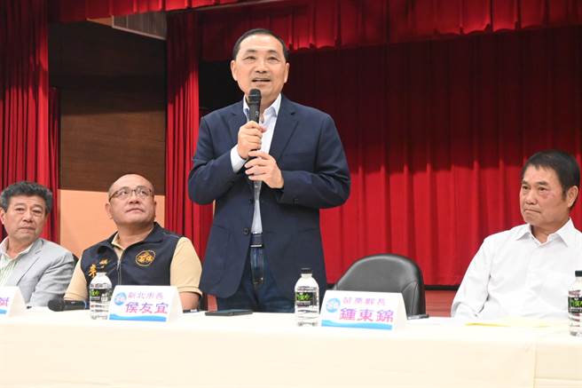 新北市长侯友宜（站立者）痛批民进党把两岸关系推向战争。（李京升摄）