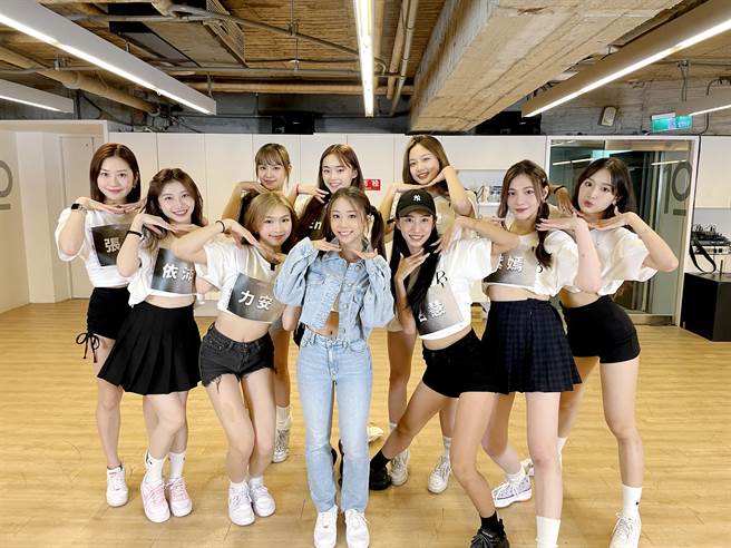 艾薇（前排中）与黑曜精灵合作，让人叹为观止。（踢帕娱乐提供）