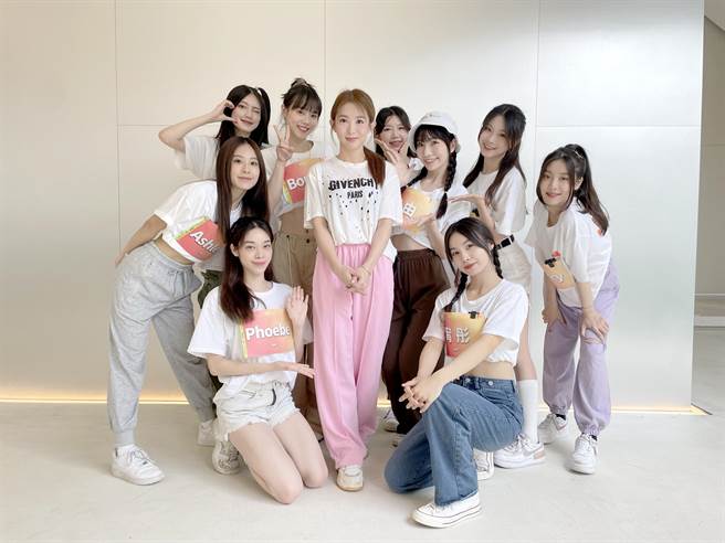 郭书瑶（前排中）与日光之橙合作，一圆女团梦。（踢帕娱乐提供）