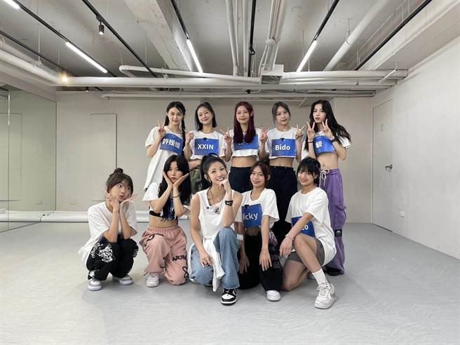 李千娜（前排中）与幻蓝小熊劲歌热舞。（踢帕娱乐提供）