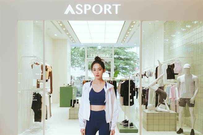 王棠云今（29日）身穿ASPORT选品品牌BLACK MILE套装站台，笑说自己本身就是ASPORT VIP，很开心接到品牌邀约。（ASPORT提供／朱世凯台北传真）
