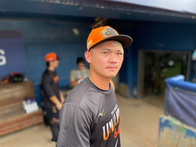 统一狮林靖凯27日在比赛中被不规则弹跳球打到左眉上方，缝了5针。（毛琬婷摄）