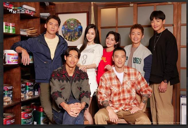 AKIRA（前排左起）、王阳明、温升豪（后排左起）、曾莞婷、王彩桦、蔡昌宪、禾浩辰为了公益从早忙到晚也不喊累。（卫视原创照片提供）