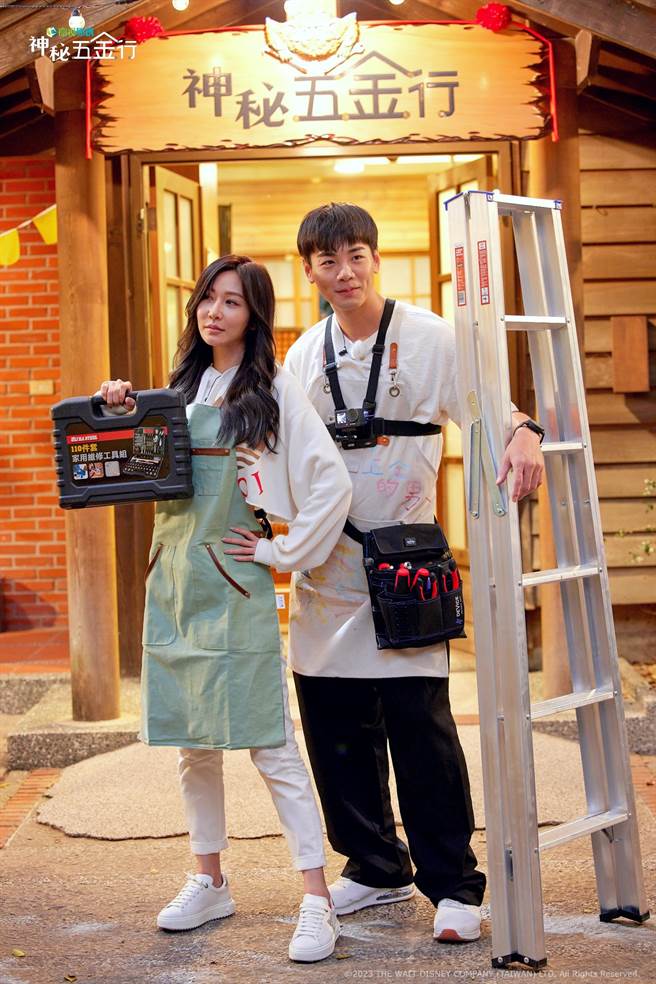 曾莞婷（左）人生首次修灯管，禾浩辰陪同笑说有恋爱的感觉。（卫视原创照片提供）