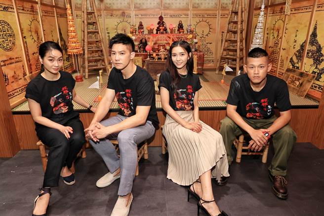《粽邪》系列演员陈雪甄（左起）、邹承恩、夏子薇、李明仓（草屯囝仔阿仓）出席记者会。（华影提供）