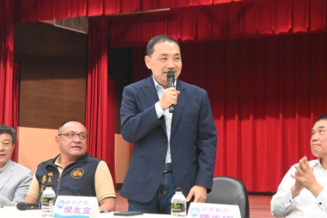 新北市长侯友宜（站立者）指出，造成喂药案动盪不安的政治人物，应该要负起责任。（李京升摄）