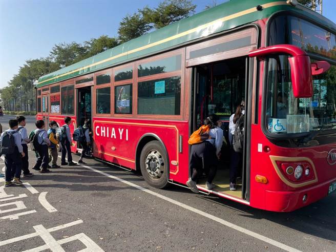 嘉義市電動公車持電子票證免費搭乘延至今年底。（嘉義市政府提供／廖素慧嘉市傳真）