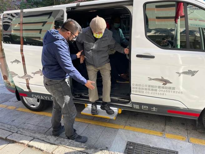 嘉義市7人座幸福巴士，方便長者外出乘用。（嘉義市政府提供／廖素慧嘉市傳真）