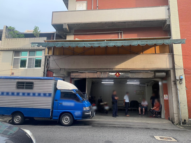 万华食品厂2员工摔进「1层楼高」味噌桶 1人获救1命危。（图／陈鸿伟摄）