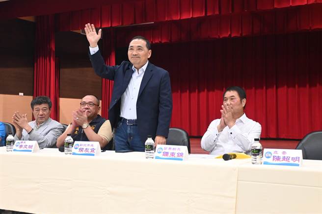 新北市長侯友宜（站立者）批賴清德提學費補助是大撒幣。（李京昇攝）