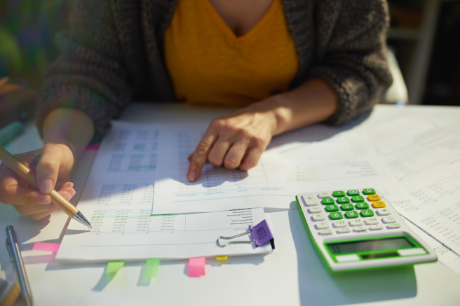 女会计师惨遭相亲对象嫌弃，男方的职业和背景曝光后，让她气得直接闪人。（示意图／shutterstock）