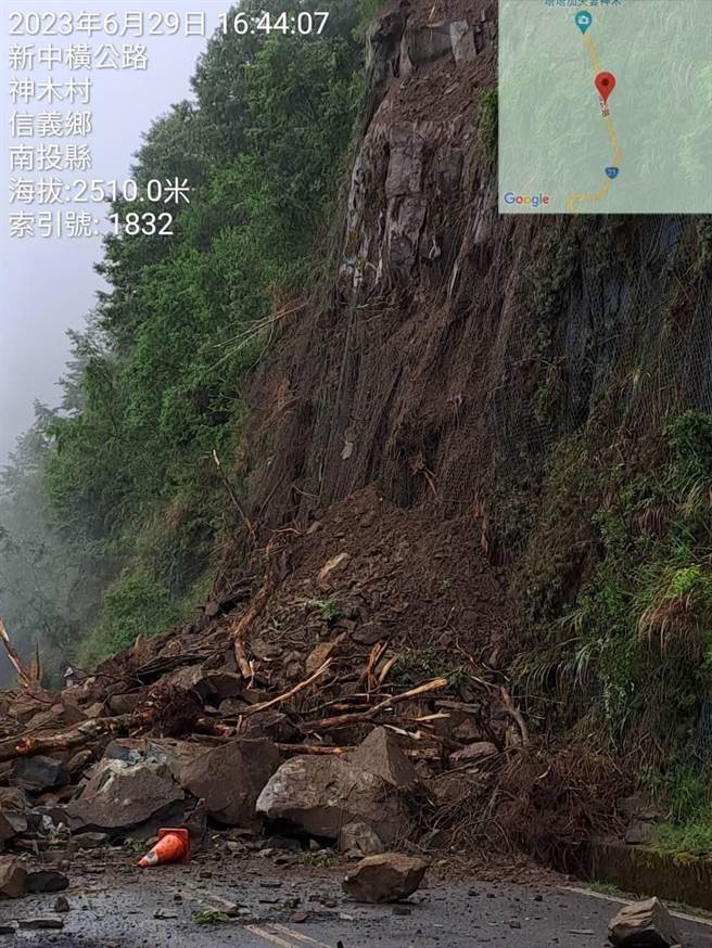 台21線141.5公里處因午後雷雨再次坍方，落石量更多，即使大型機具進駐，因現場下雨加上落石不斷，暫時無法清理。（信義工務段提供／楊靜茹南投傳真）