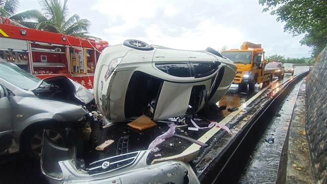 海岸公路台11線郡界路段，今下午3點半左右發生一起轎車對撞事故，白車疑似天雨路滑失控，遭南下銀車攔腰撞上，向右側90度翻覆。（民眾提供／蕭嘉蕙台東傳真）