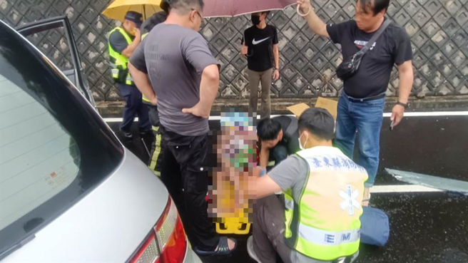 車禍事故造成3人、1狗受困2車，消防人員以破壞器材切開車體救援，隨後由救護車送醫救治。（民眾提供／蕭嘉蕙台東傳真）