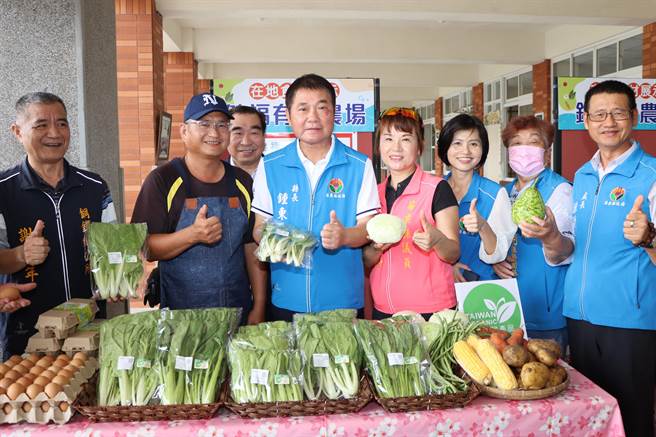 县长锺东锦等人推广在地食材。（苗栗县政府提供／李京升苗栗传真）