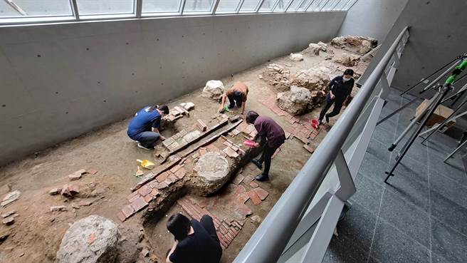 台南考古中心清整道署遗构，准备进行加固作业。（台南市文资处提供／曹婷婷台南传真）