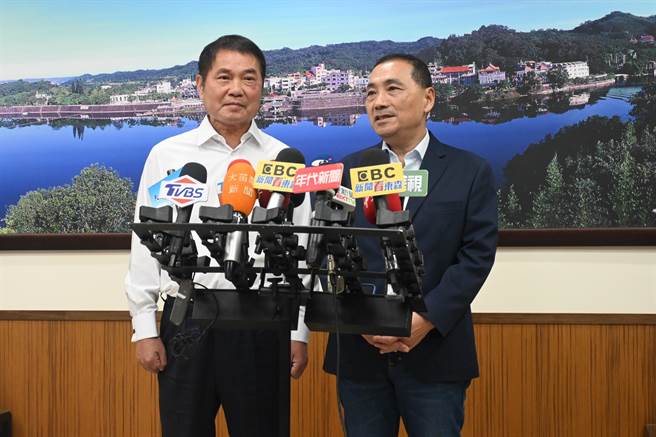 苗栗县长锺东锦（左）今天与新北市长侯友宜展开县市政交流。（李京升摄）