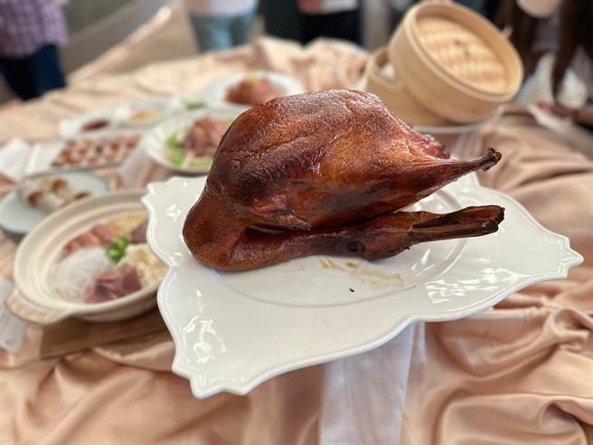 皇豪中餐厅选整只上等宜兰樱桃鸭，每只约重达5斤，表皮以黄金比例发酵调配的麦芽糖水均匀上色，为高雄饭店业唯一挂在烤炉内以桃心木炭火熏烤而成之烤鸭。（柯宗纬摄）