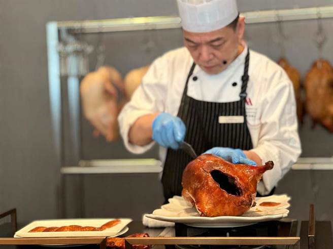 高雄万豪酒店皇豪中餐厅，遵循传统古法，推出道地片皮鸭四吃。（柯宗纬摄）