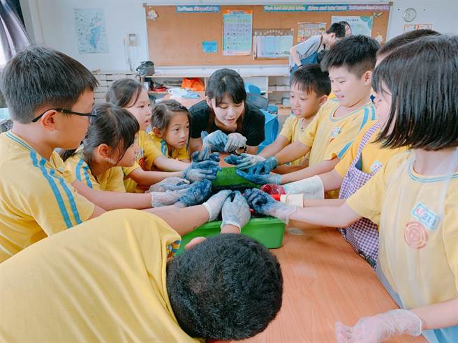 获选第7届Dream Big元大公益圆梦计画的财团法人水源地文教基金会，投入培育蓝染与植物染种子教学志工。（财团法人水源地文教基金会提供／林志成台北传真）