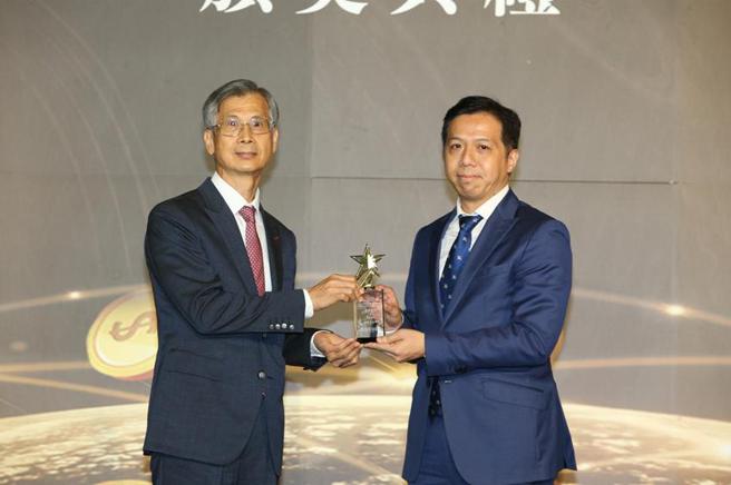 （康和證券「好康fun心投」榮獲旺旺中時金融服務評鑑大賞「創新平台獎」，財政部國庫署署長蕭家旗（左）頒發獎座，由康和證券董事長鄭大宇（右）代表領獎。圖／康和證券提供）