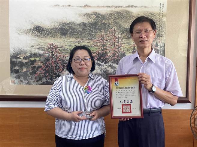 国立苗栗农工国语文科老师王瑞珉（左）获得「杏坛芬芳奖」肯定。（李京升摄）