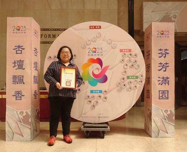 苗栗农工国语文科老师王瑞珉日前在南投获颁奖项。（苗栗农工提供／李京升苗栗传真）